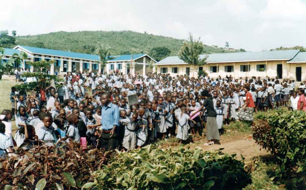 Butiru-Schule-mit-vielen-Schuelern_Web